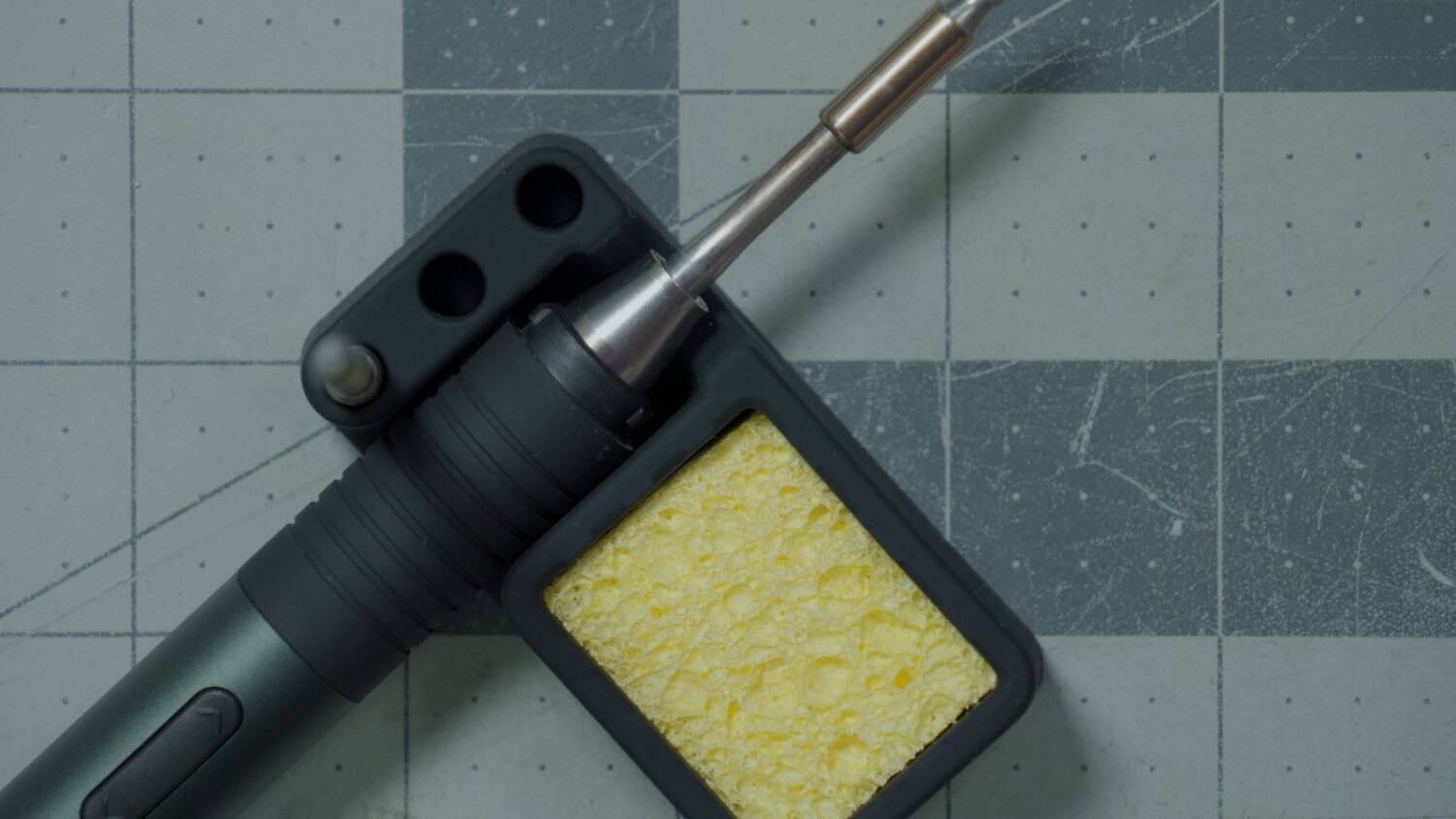 The T90B on its silicone rest with sponge and tip storage