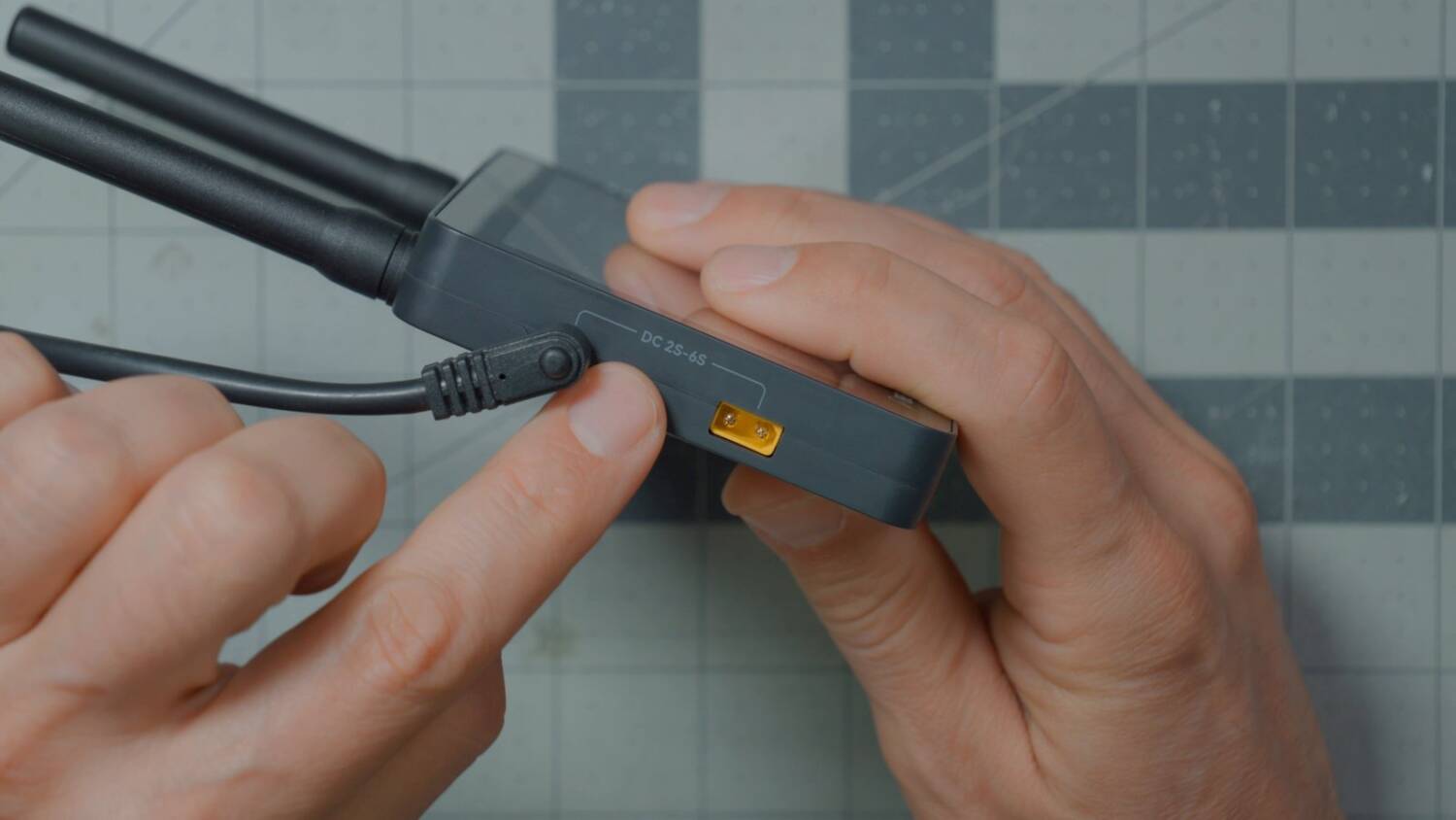The monitor's DC and XT30 power inputs