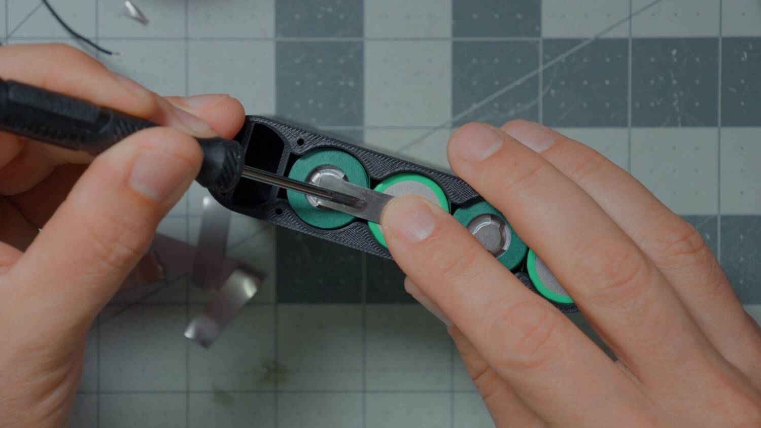 Soldering to the middle of a nickel strip, between the welds