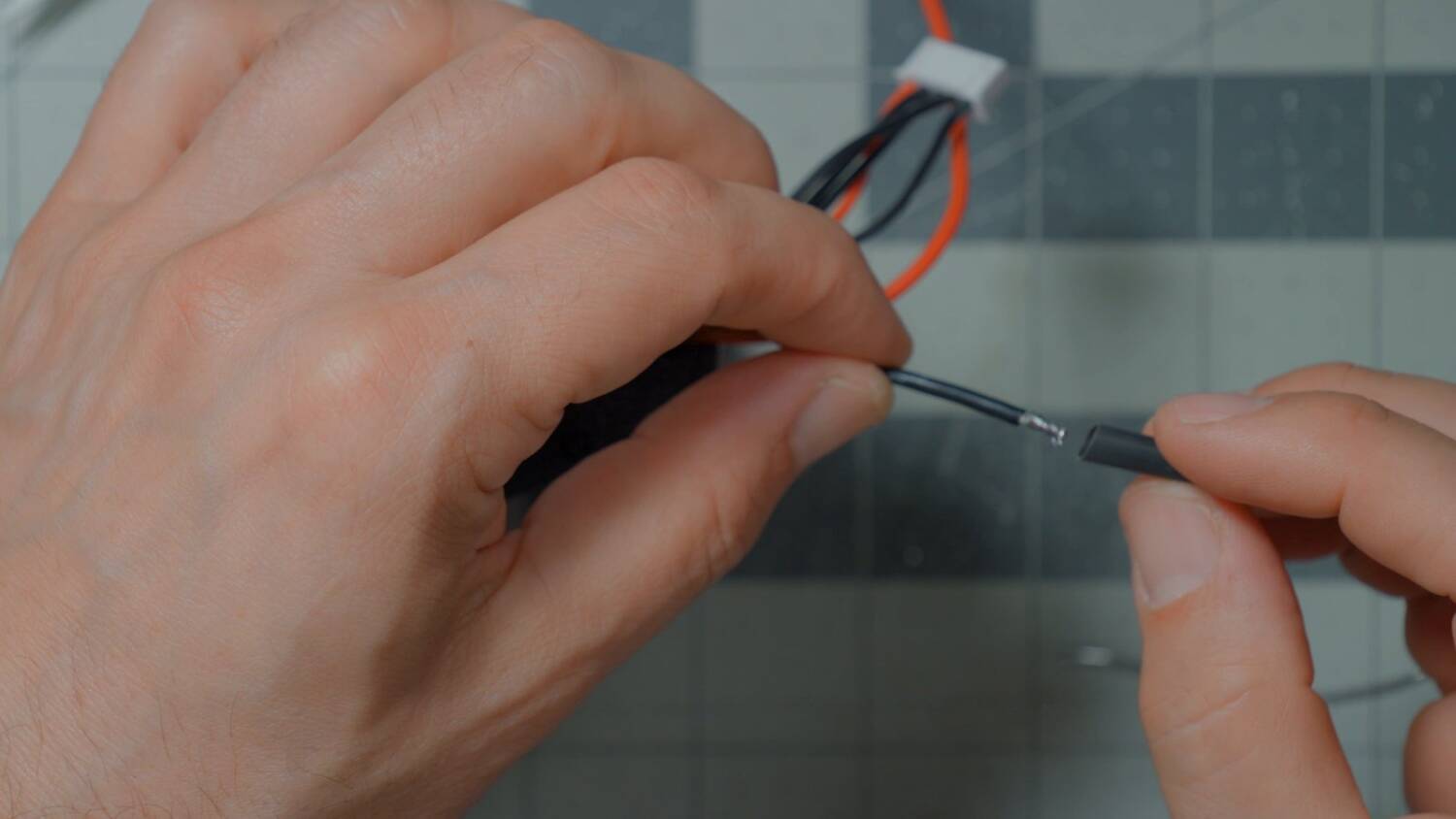 Heat shrink on the negative wire before soldering the XT60