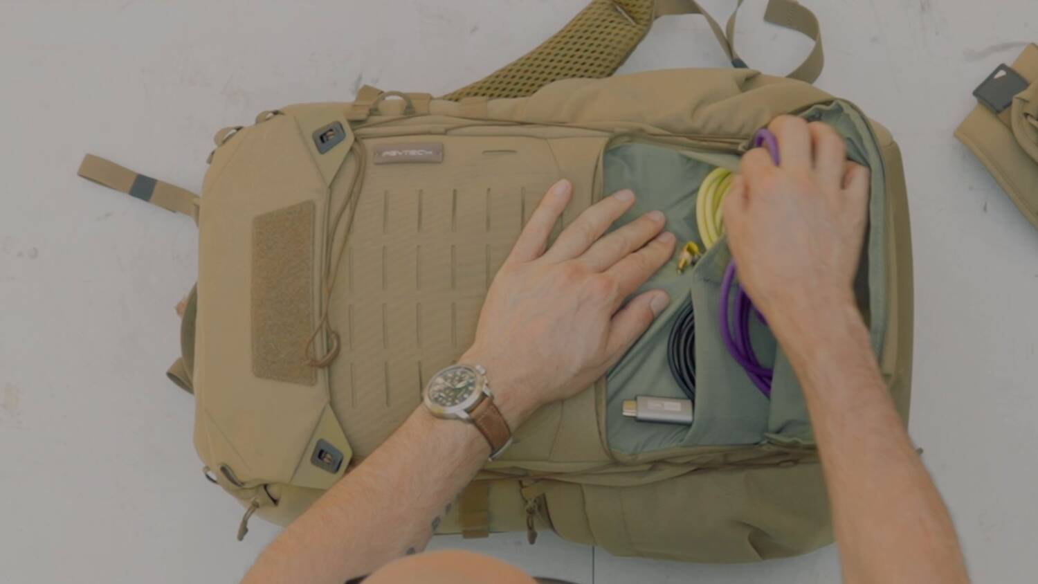 The front zipper pouch with elastic dividers