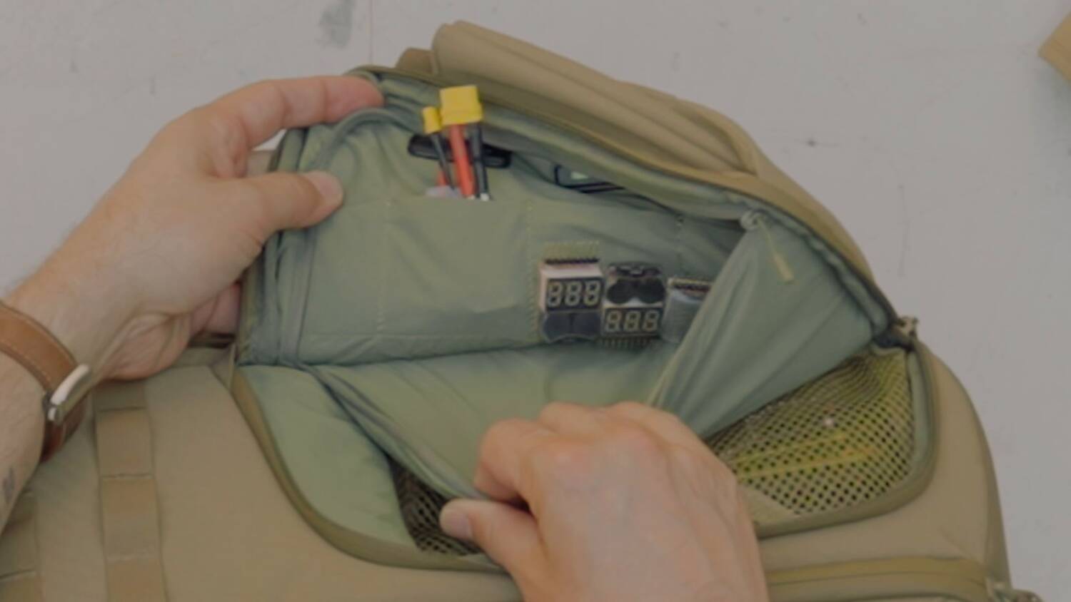 The small divided pouch with the battery charged/discharged indicator