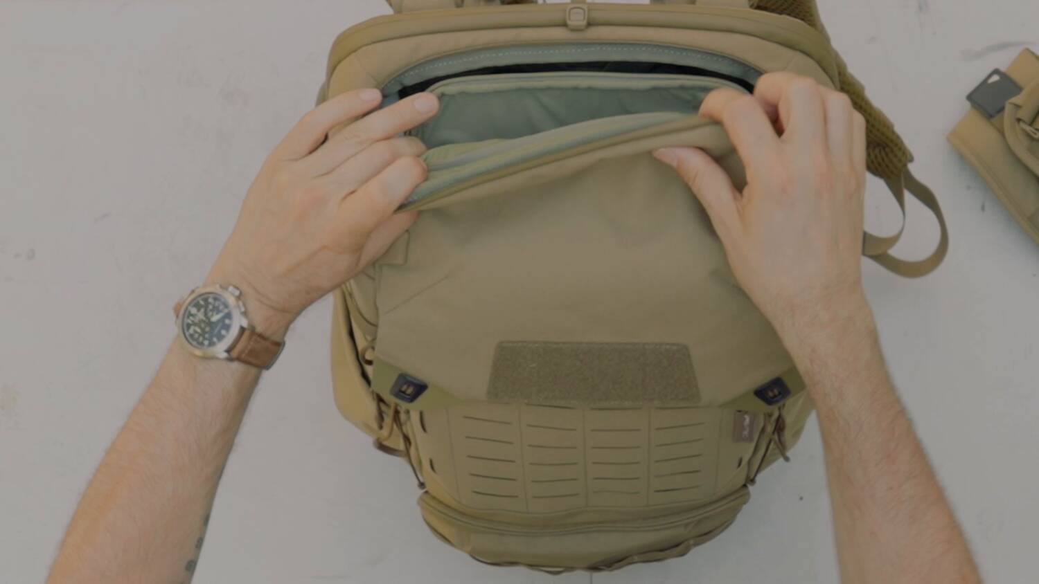 The top zipper pouch