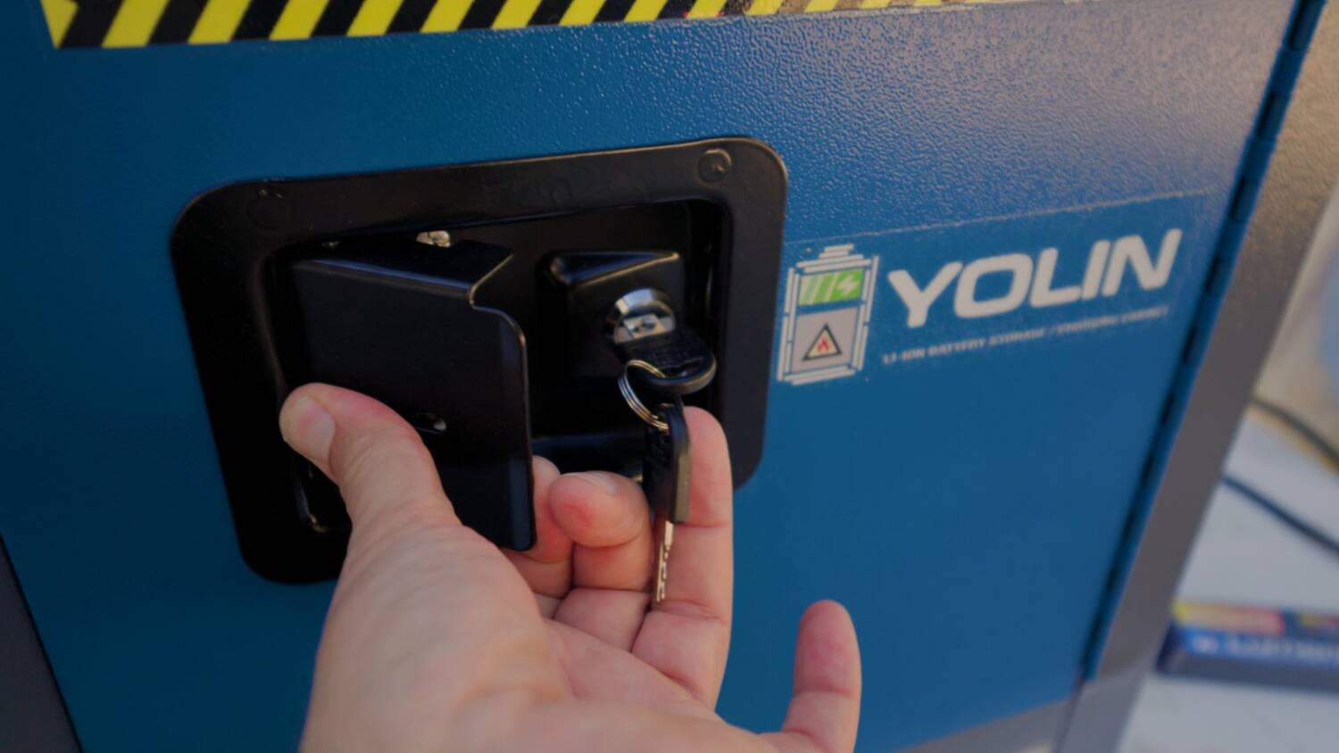 The key lock and padlockable handle
